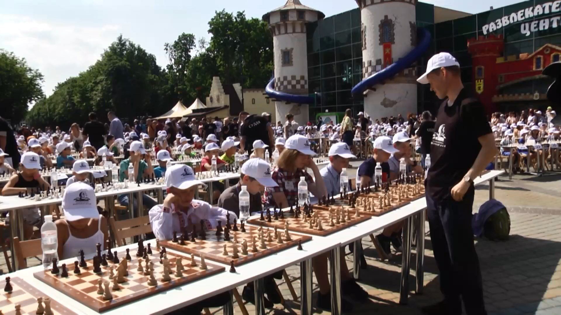 Понад півтисячі дітей встановили рекорд у Харкові: захопливі фото, відео Понад півтисячі дітей встановили рекорд у Харкові: захопливі фото, відео