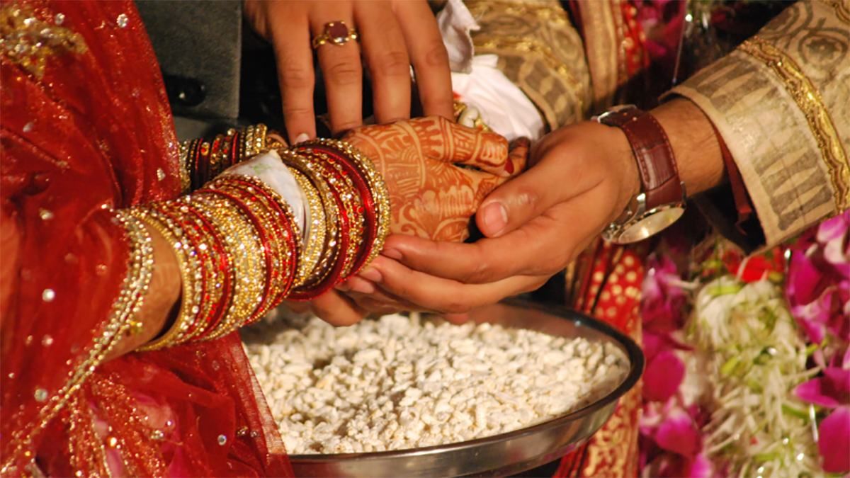 Женщина после свадьбы сбежала от мужа со священником Женщина после свадьбы сбежала от мужа со священником