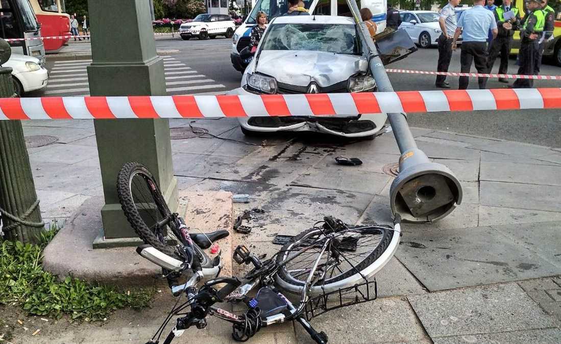 Жуткое ДТП в Санкт-Петербурге: автомобиль влетел в толпу людей – фото и  видео - 24 Канал