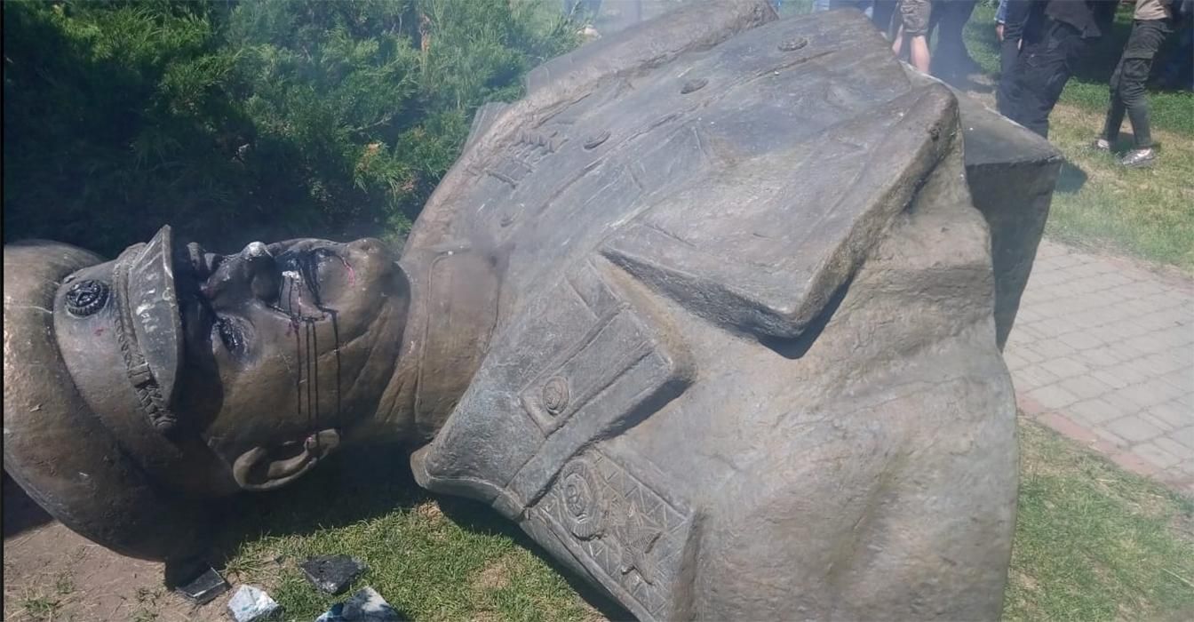 Протести у Харкові: сутички з поліцією та потрощений пам'ятник маршалу Жукову – фото та відео Протести у Харкові: сутички з поліцією та потрощений пам'ятник маршалу Жукову – фото та відео