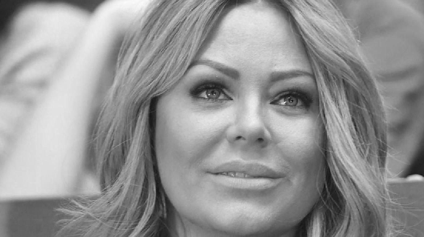 Фанати Началової шокували ритуалом: "лікуються" землею з її могили Фанати Началової шокували ритуалом: "лікуються" землею з її могили