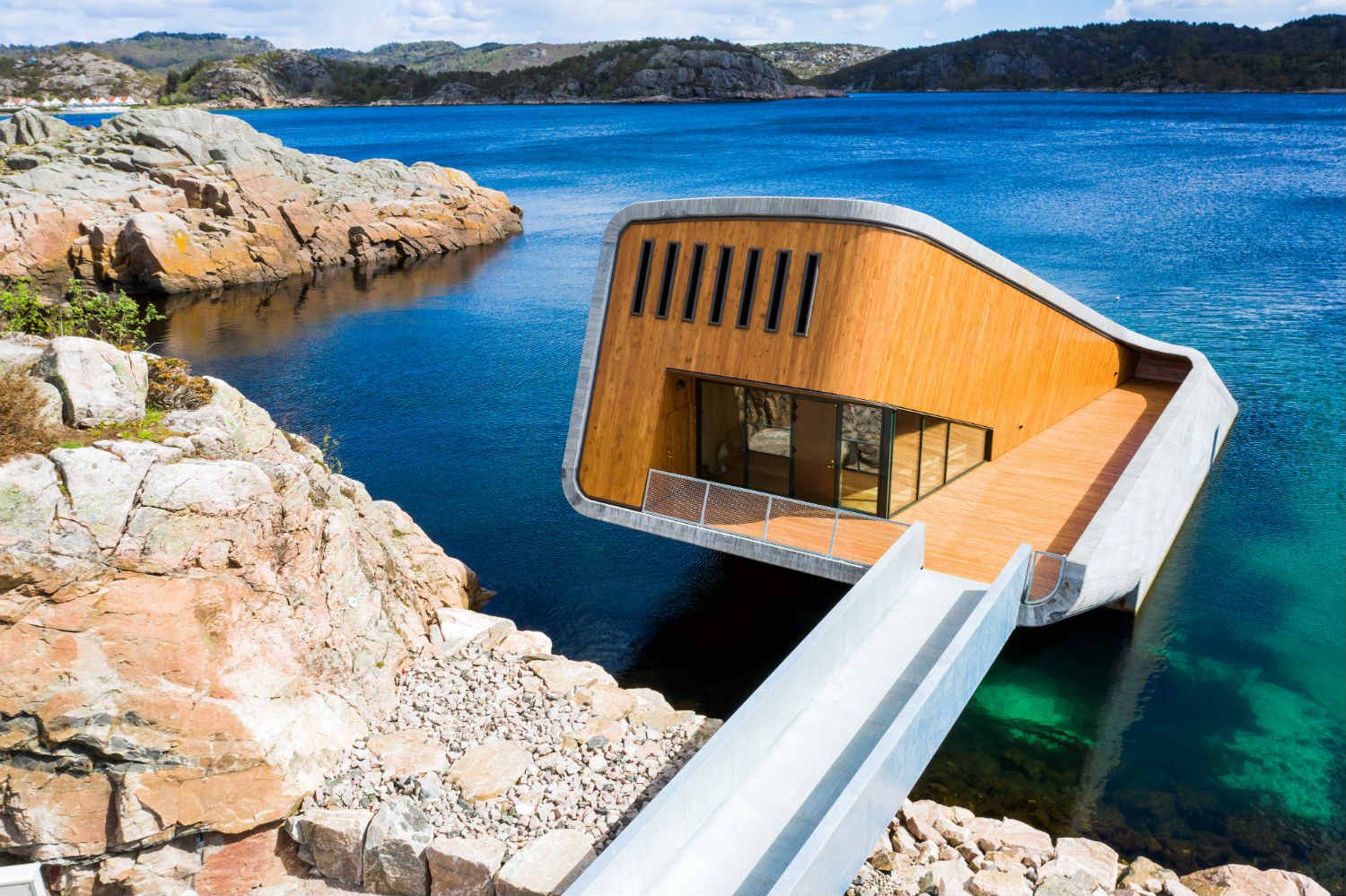 В Норвегии открылся первый в Европе подводный ресторан: удивительные фото