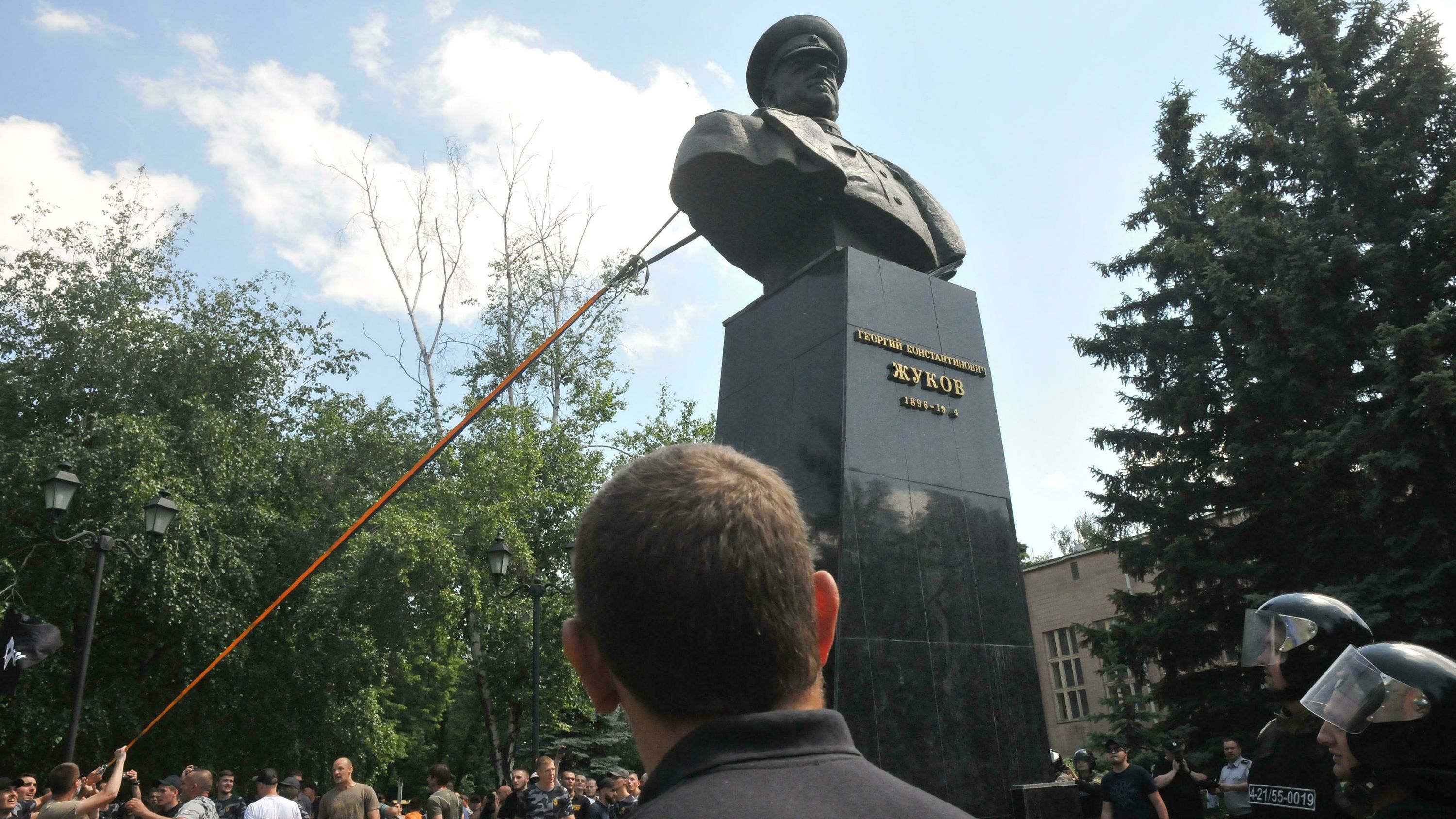 Повалення пам'ятника Жукову у Харкові: як мерзенно відреагував Кремль