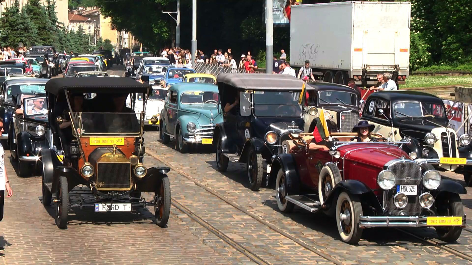 Львов превратился в автомобильную ретро-столицу: яркие фото и видео Leopolis Grand Prix