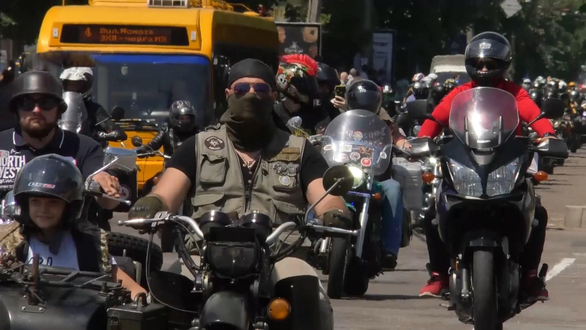 Тисячі байкерів заполонили вулиці на Черкащині: вражаючі фото та відео