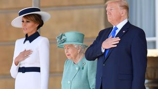 Меланія Трамп засвітила інтимні частини тіла на зустрічі з Єлизаветою ІІ: фотофакт