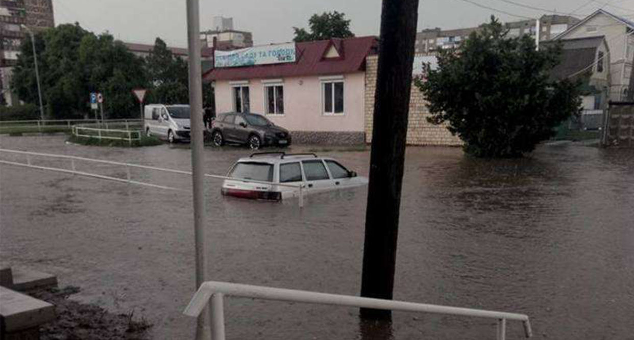 Раптова злива затопила Буковину: люди пересуваються по пояс у воді – фото та відео