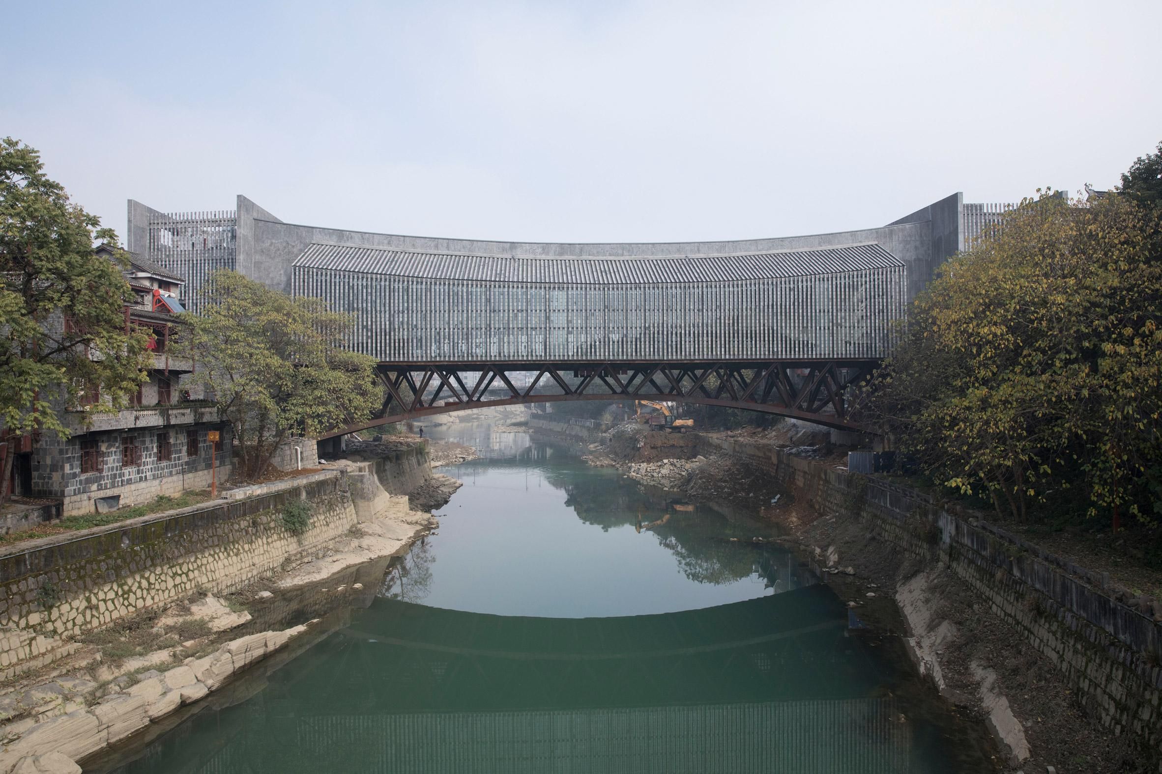 Между двумя берегами: мост-музей открыли в Китае – фото необычайного сооружения