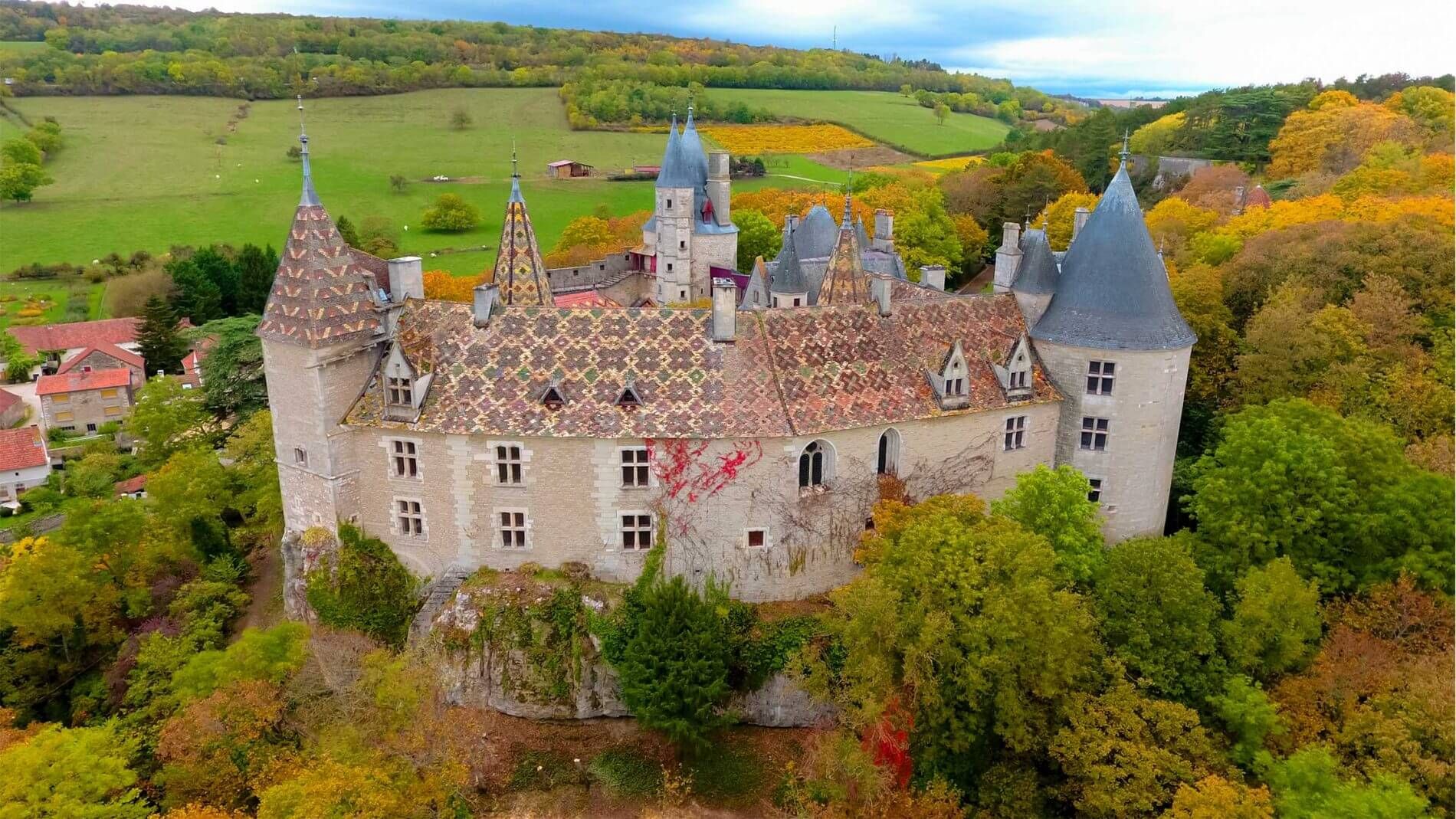Подделал собственную смерть и купил замок во Франции: как прокуратура помогала мошеннику