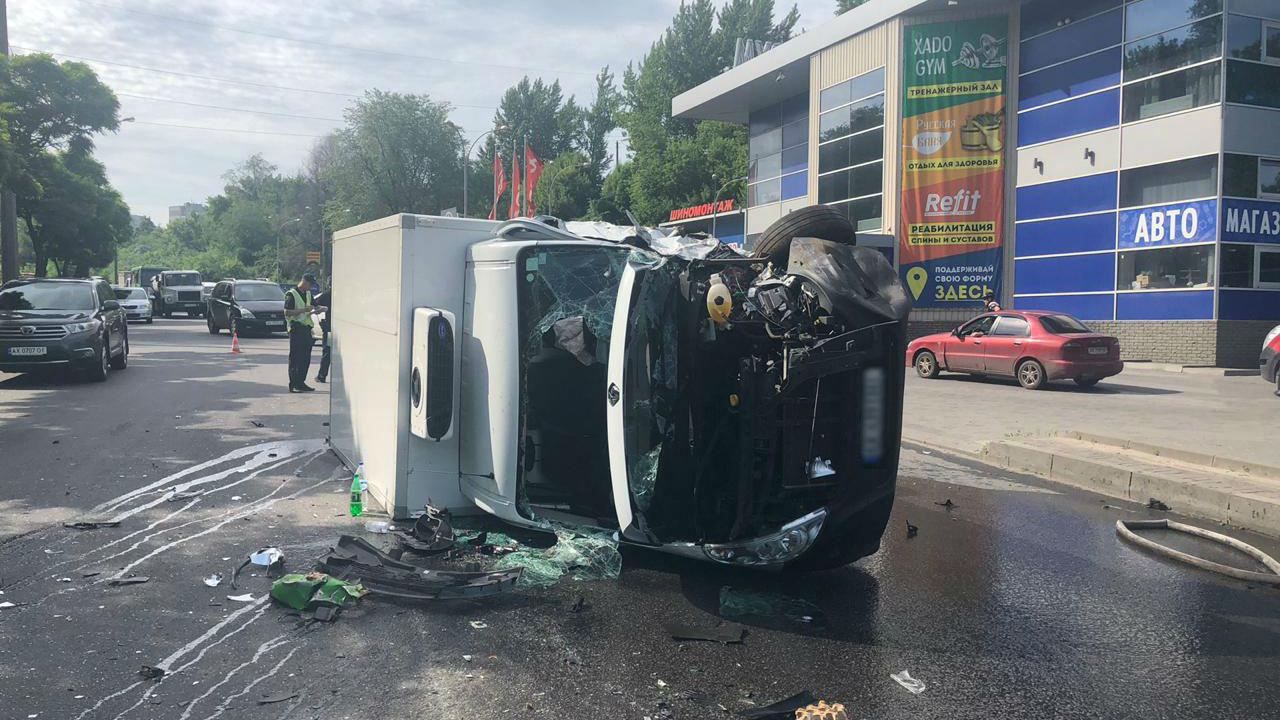 В Харькове столкнулись маршрутка и иномарка: от мощного удара автомобиль перевернулся – фото