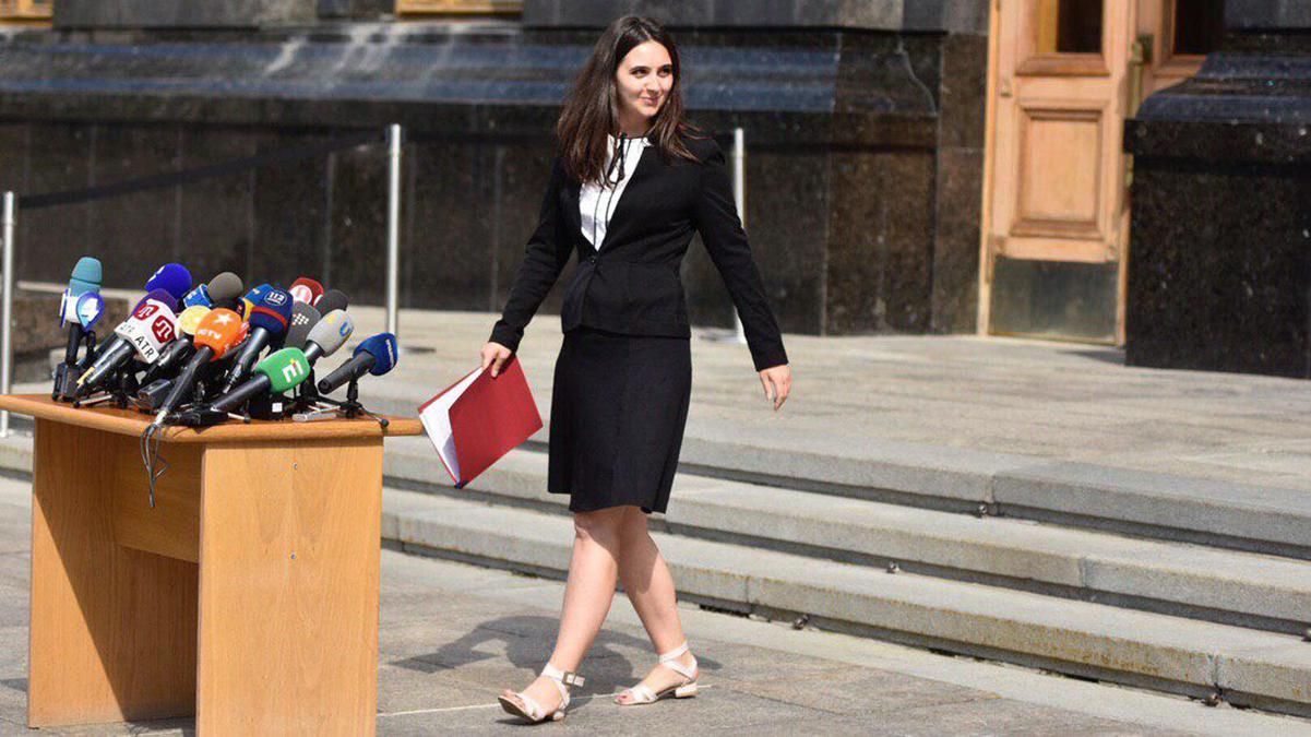 Прес-секретарка Зеленського Мендель потрапила у скандал через конфлікт інтересів: деталі Прес-секретарка Зеленського Мендель потрапила у скандал через конфлікт інтересів: деталі