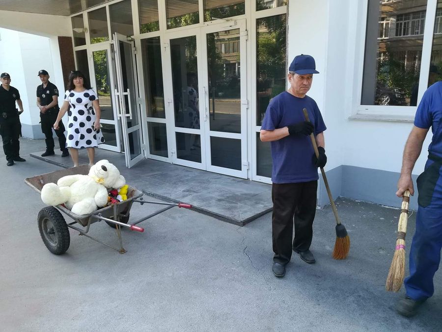 Вбивство хлопчика поліцейськими: з-під МВС прибрали іграшки та замалювали напис "вбивці" – фото