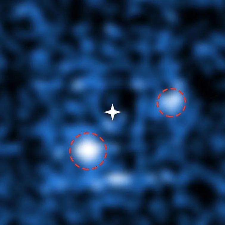 Знімок двох новонароджених планет Знімок двох новонароджених планет