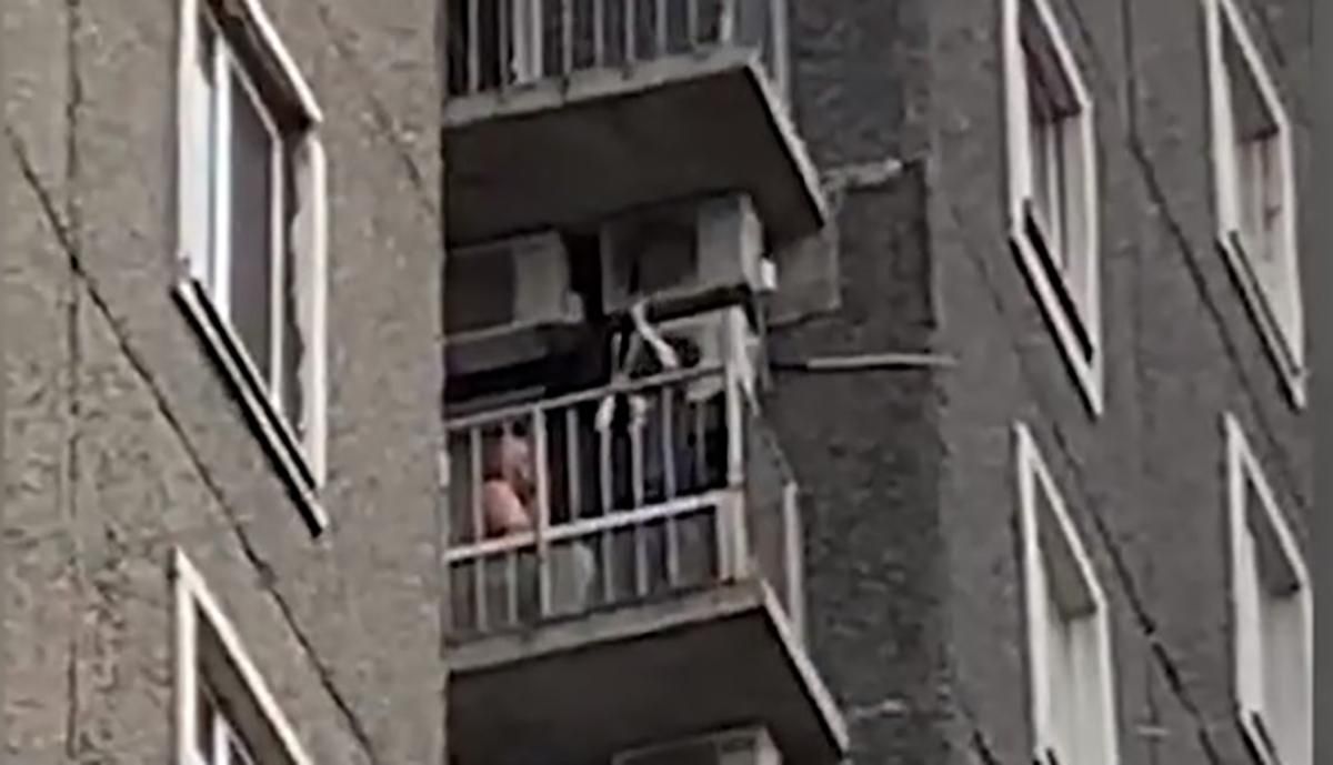 П'яний екс-прокурор відкрив стрілянину з балкона у Дніпрі, поруч грали діти: відео