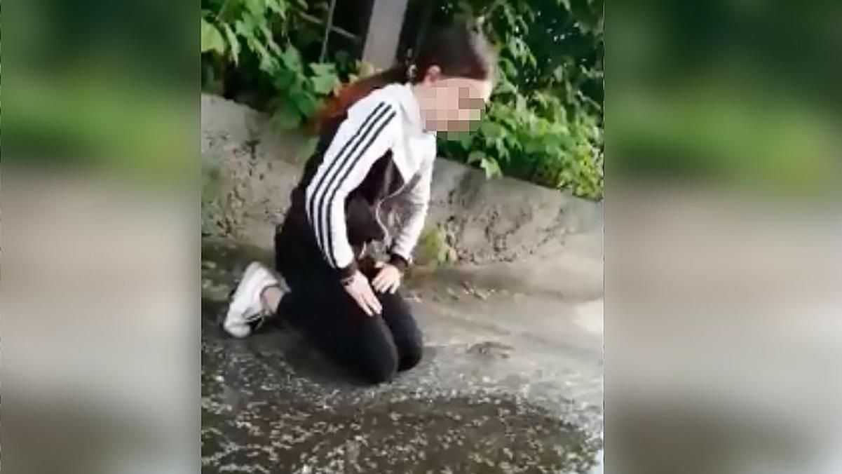 У Росії школярки змусили ровесницю випити брудну воду з калюжі: відео знущань (18+) У Росії школярки змусили ровесницю випити брудну воду з калюжі: відео знущань (18+)