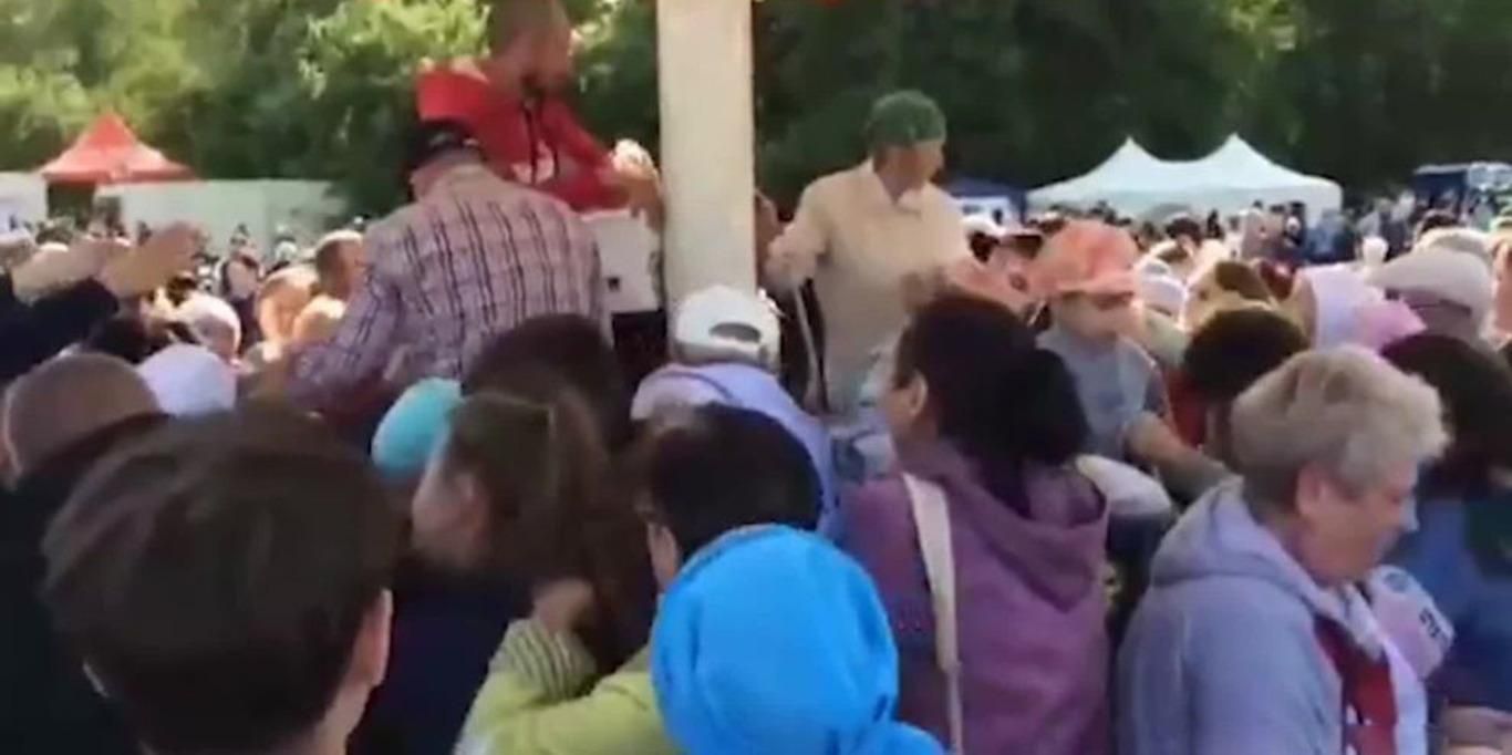 В России в очередной раз устроили драку за бесплатную еду: курьезное видео В России в очередной раз устроили драку за бесплатную еду: курьезное видео