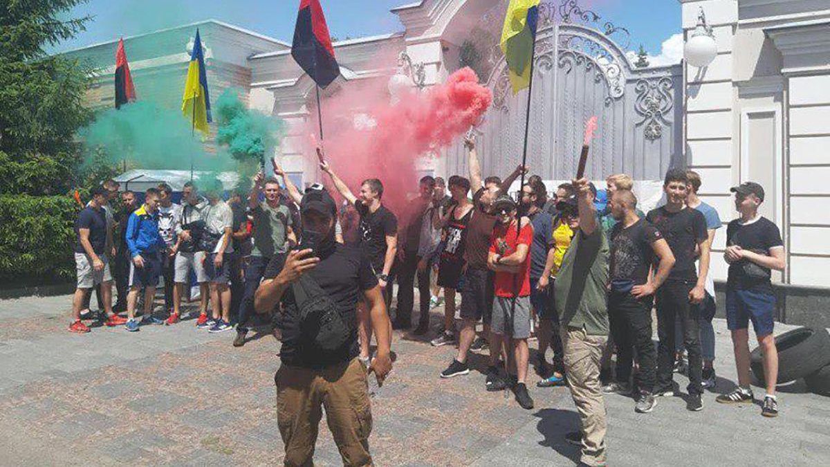 Активісти запалили шини під маєтком Порошенка: що вимагають Активісти запалили шини під маєтком Порошенка: що вимагають