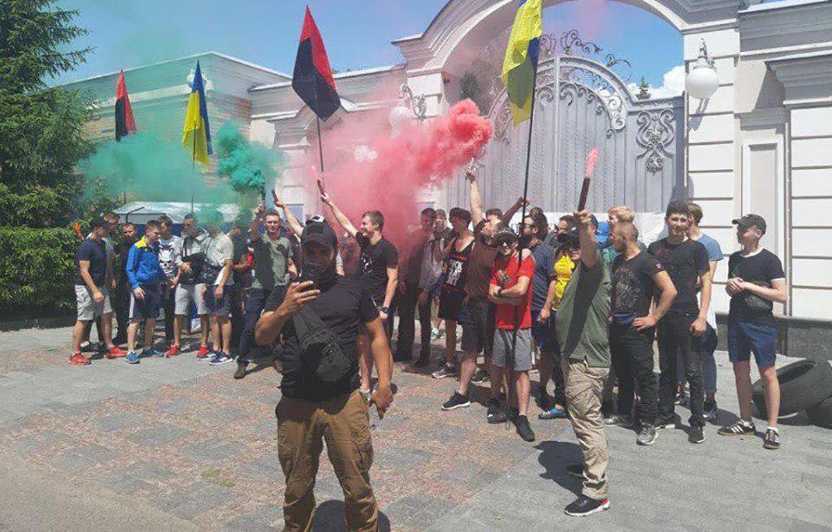 Активисты подожгли шины под имением Порошенко: чего требуют