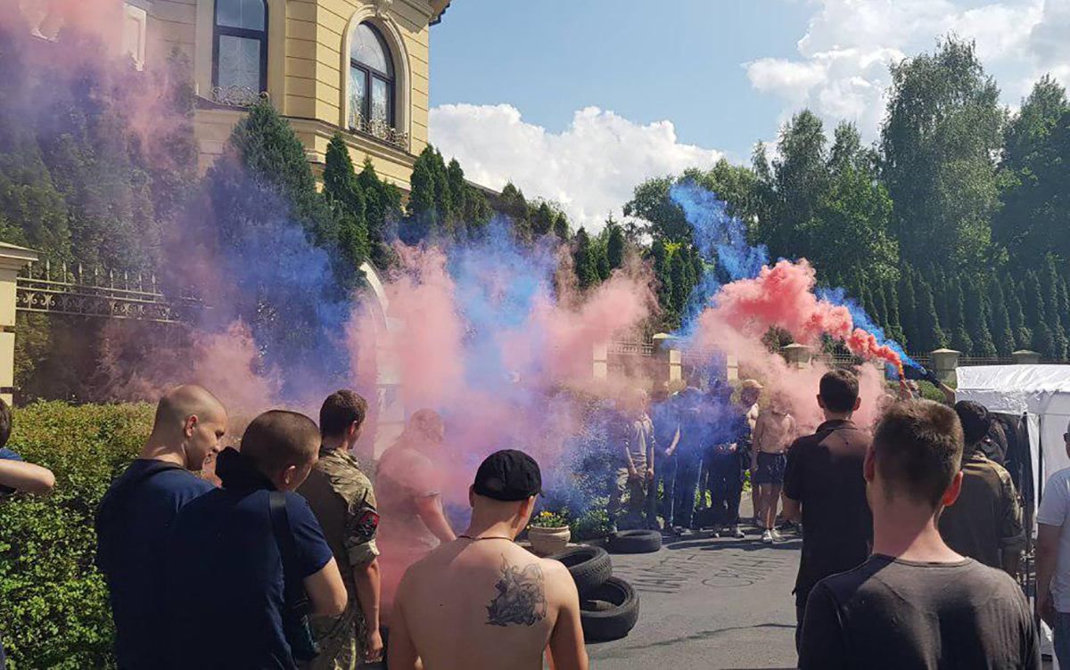 Протест с файерами устроили возле дома Гладковского: фото и видео