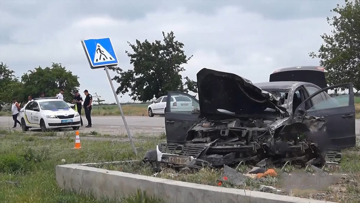 На Херсонщині легковик в'їхав у людей на зупинці: є загиблі (фото)