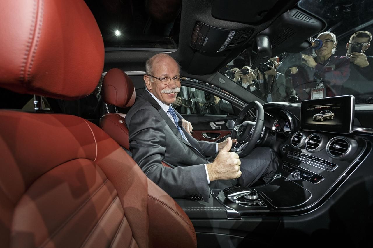 BMW оригинально поздравила директора Mercedes с отставкой: смешное видео