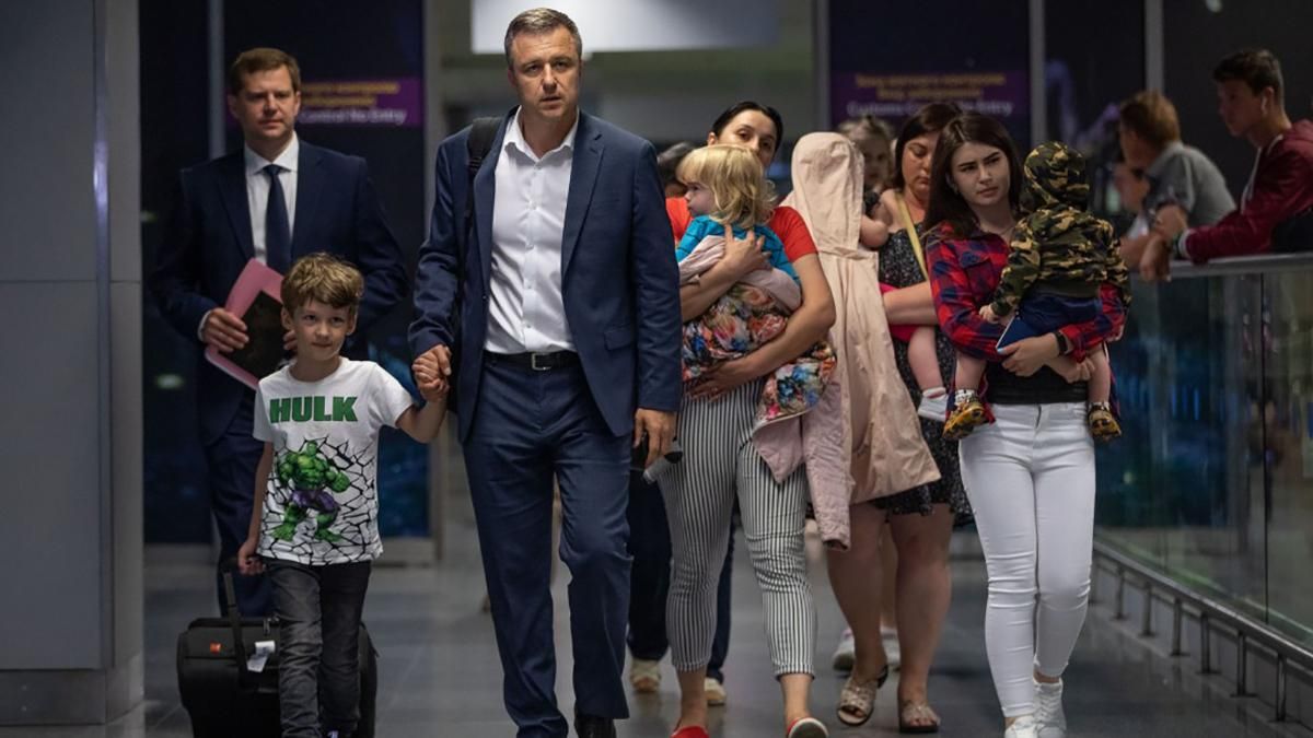 В Україну повернулись 10 малюків з Грузії, матір яких підозрюють у торгівлі дітьми: фото В Україну повернулись 10 малюків з Грузії, матір яких підозрюють у торгівлі дітьми: фото