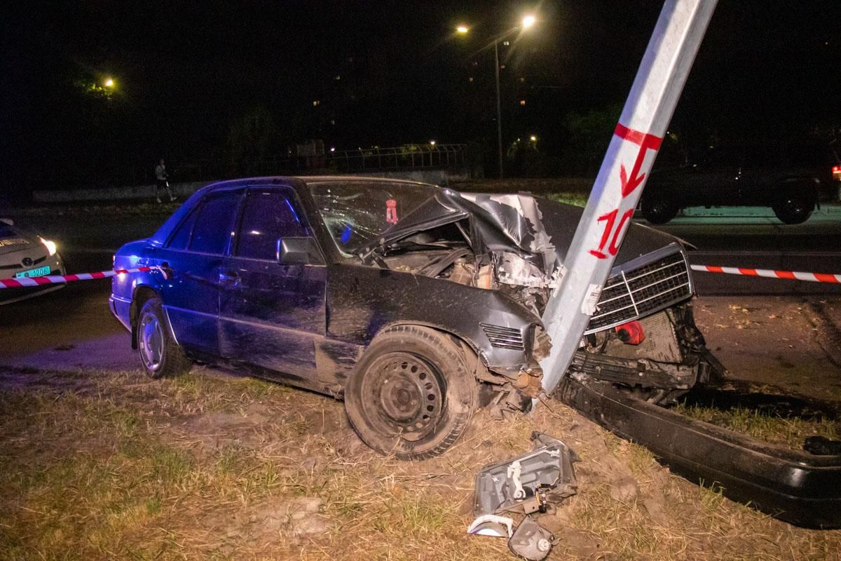 У Києві п'яний хлопець врізався у ліхтарний стовп: фото, відео