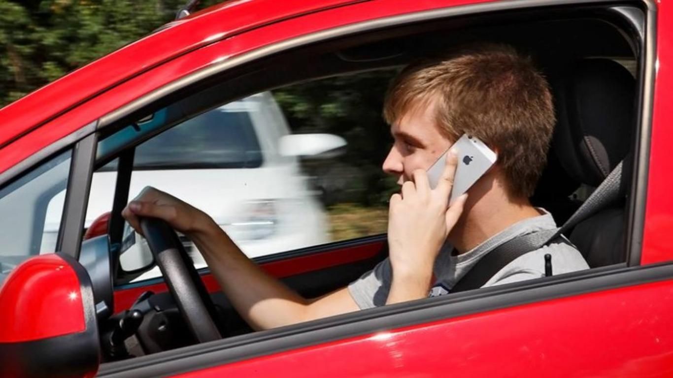 Внедрят ли штрафы для пешеходов: ДТП из-за мобильных телефонов Внедрят ли штрафы для пешеходов: ДТП из-за мобильных телефонов