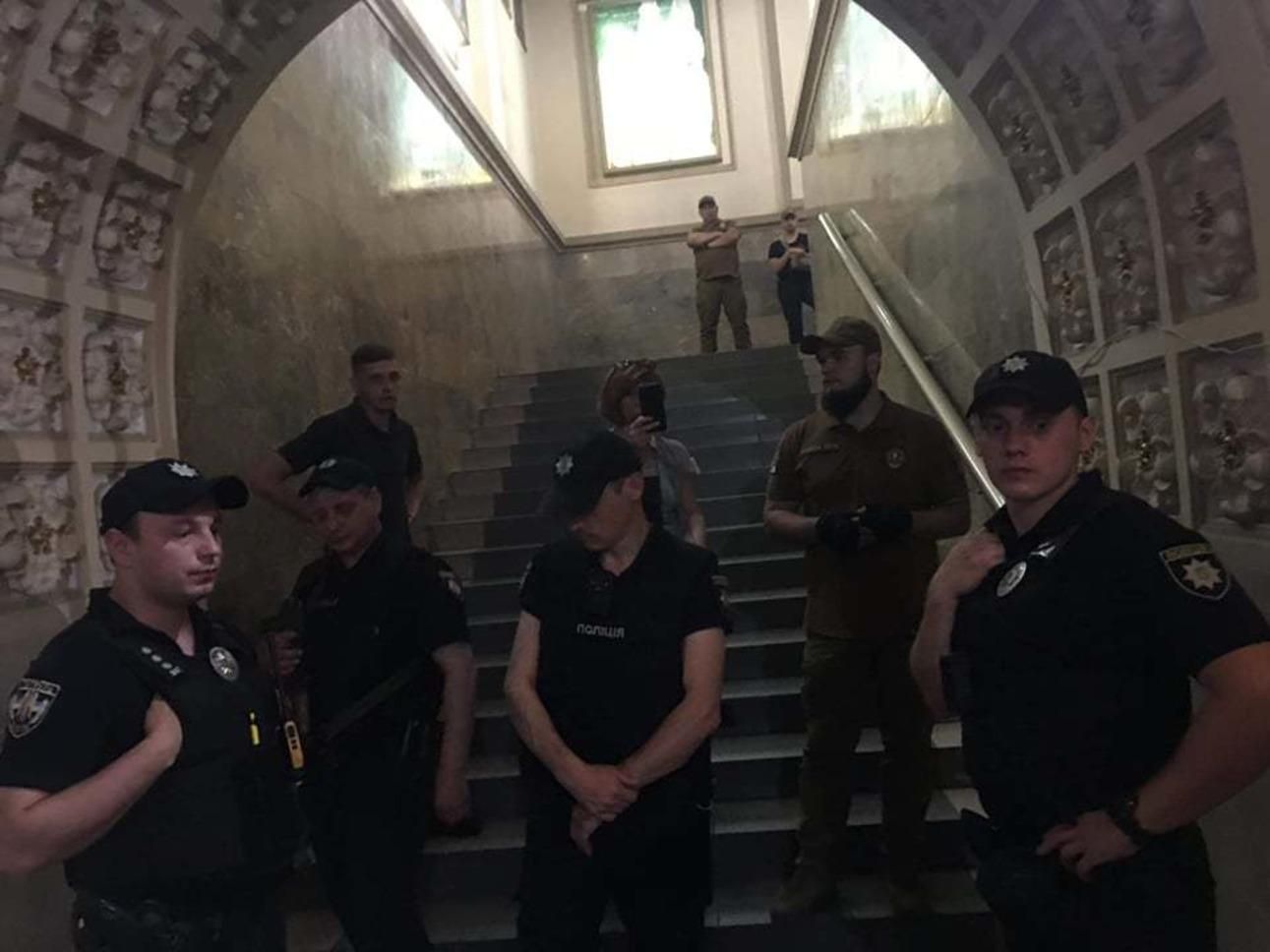 Схопили за шию, били, заламували руки, – активіст про силове захоплення кінотеатру "Київ" Схопили за шию, били, заламували руки, – активіст про силове захоплення кінотеатру "Київ"