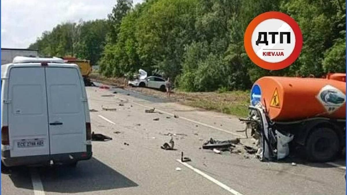 Tesla влетіла у водовоз на Київщині, є загиблий: фото Tesla влетіла у водовоз на Київщині, є загиблий: фото