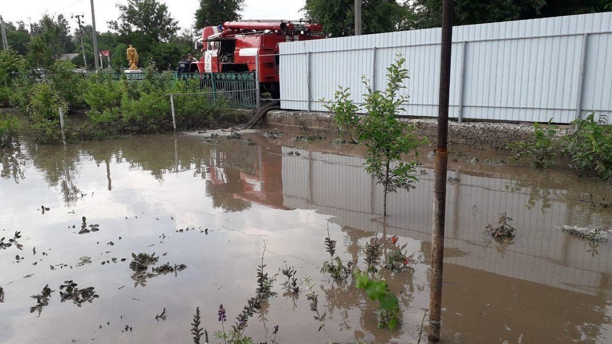 Наводнение натворило бед в Украине: шокирующие фото, видео последствий непогоды