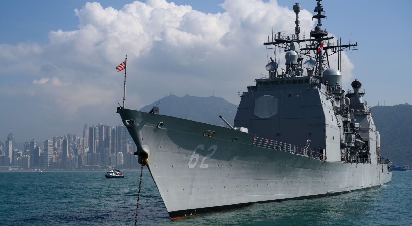 Російський есмінець ледь не врізався у крейсер ВМС США: відео 
