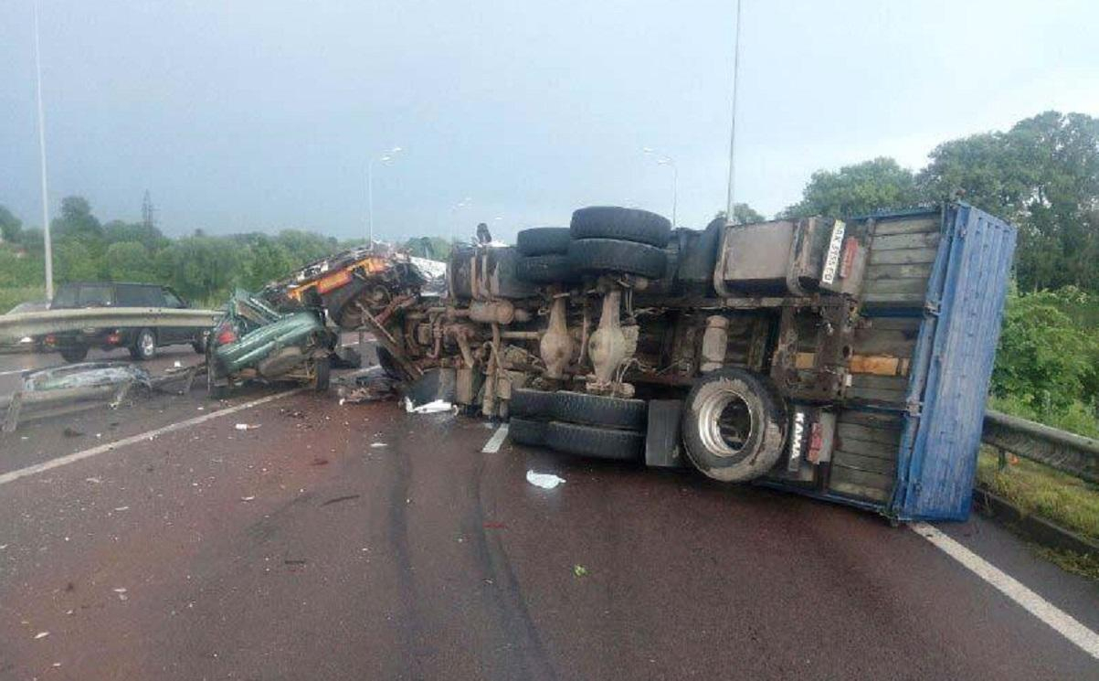 Масштабное ДТП на Ровненщине: столкнулись грузовик, маршрутка и легковой автомобиль – фото