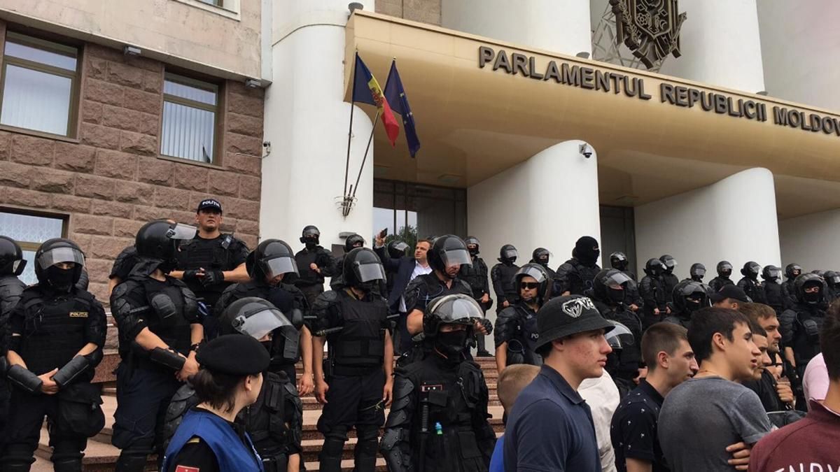 У Молдові тисячі людей вийшли на протести через дострокові вибори: фото У Молдові тисячі людей вийшли на протести через дострокові вибори: фото