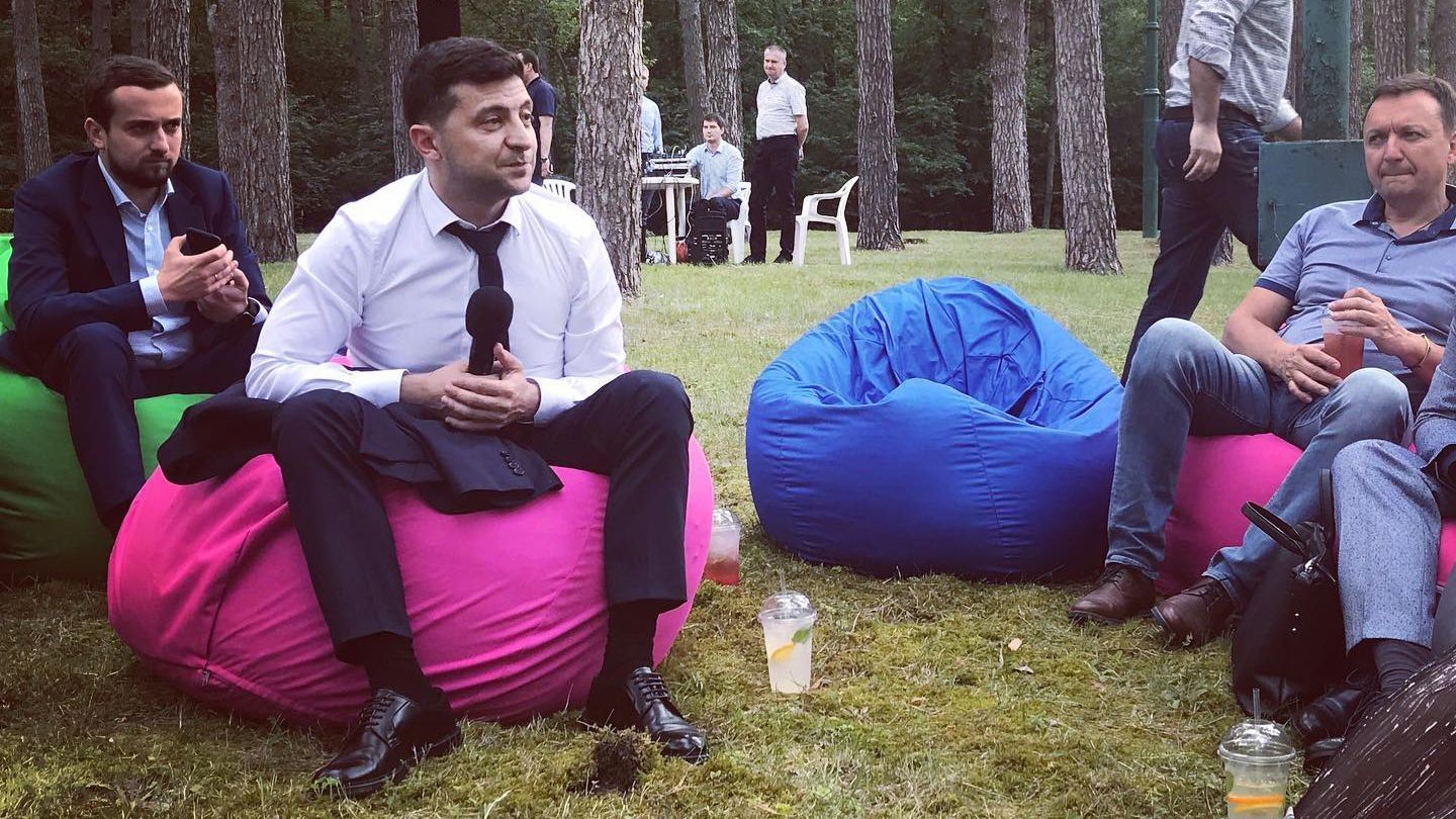 Зеленський провів неформальну зустріч з медійниками у "Заліссі": фото Зеленський провів неформальну зустріч з медійниками у "Заліссі": фото