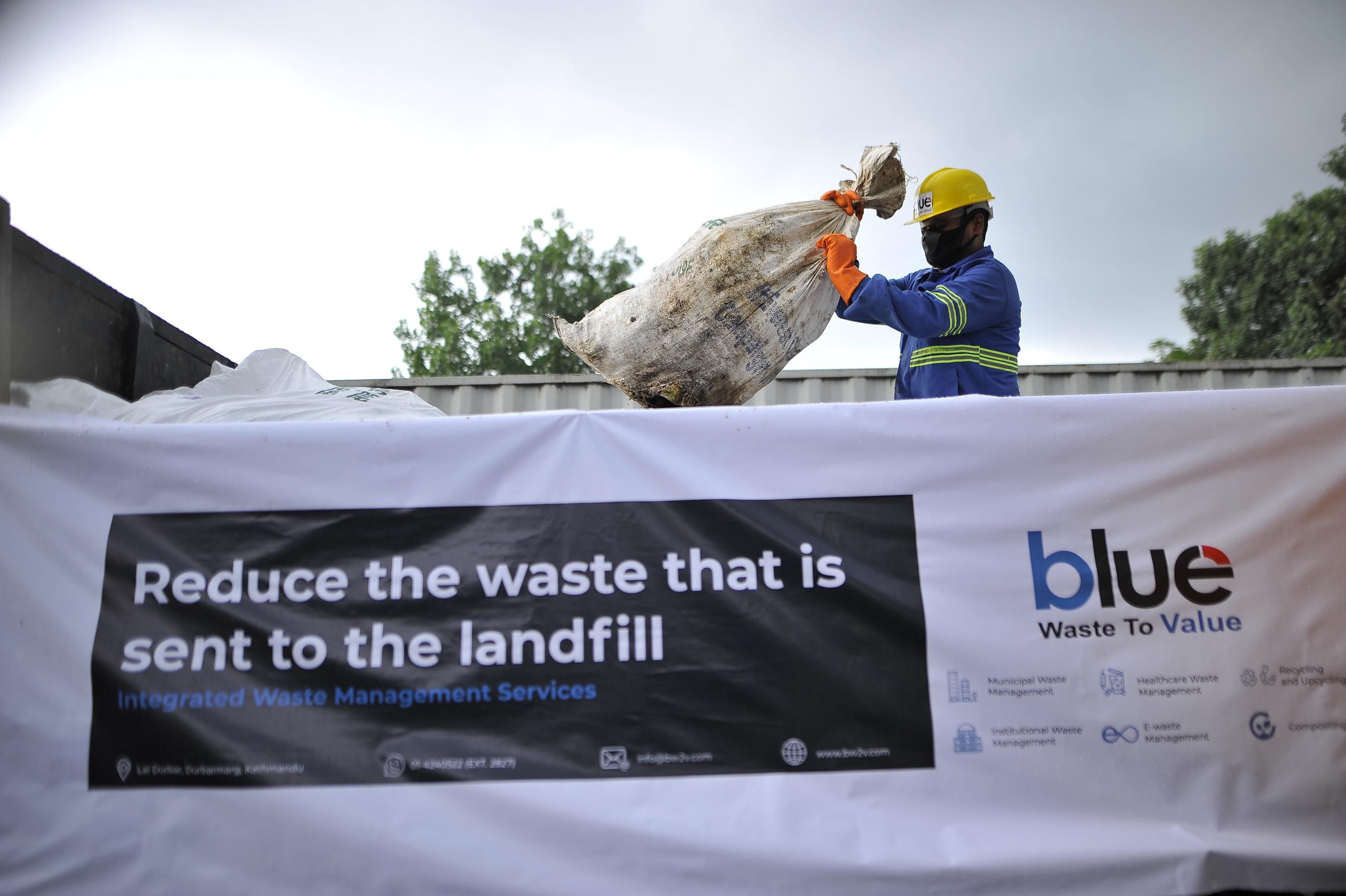 С Эвереста спустили 11 тонн мусора: фото С Эвереста спустили 11 тонн мусора: фото