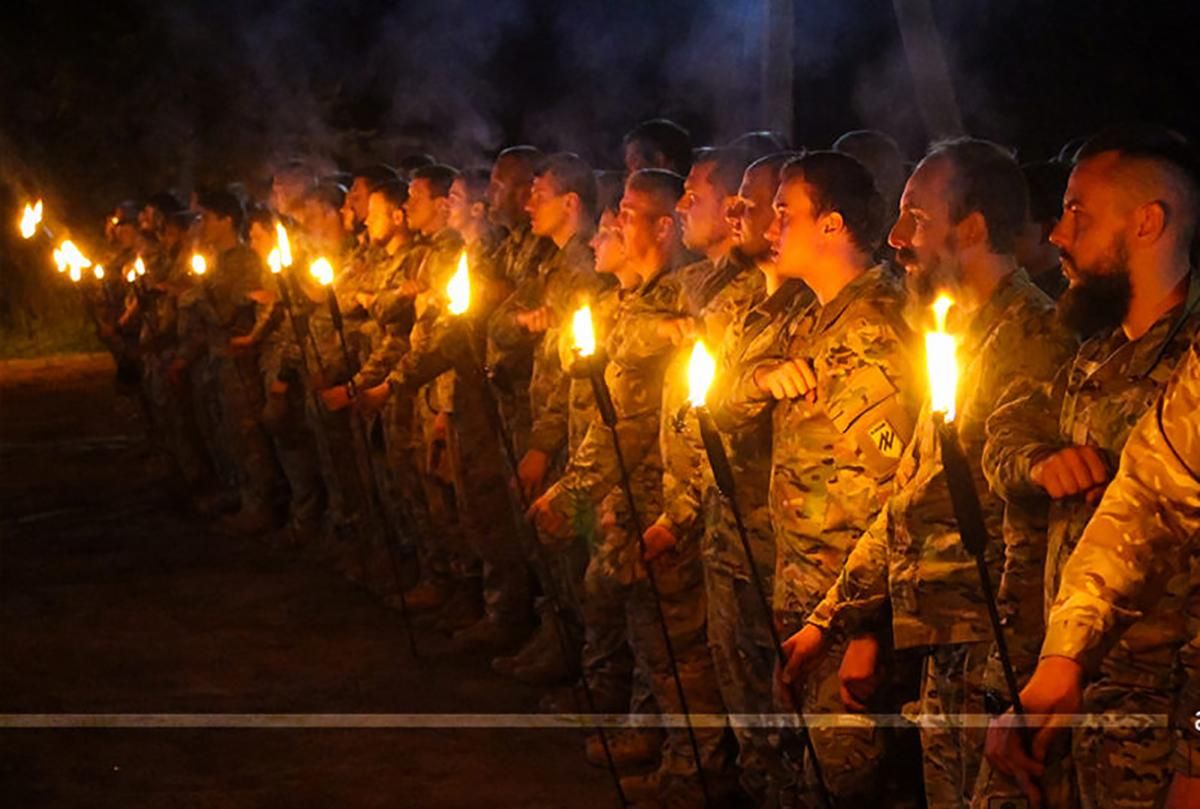 "Азовці" на Донбасі попрощалися з загиблими під час обстрілу побратимами: фото