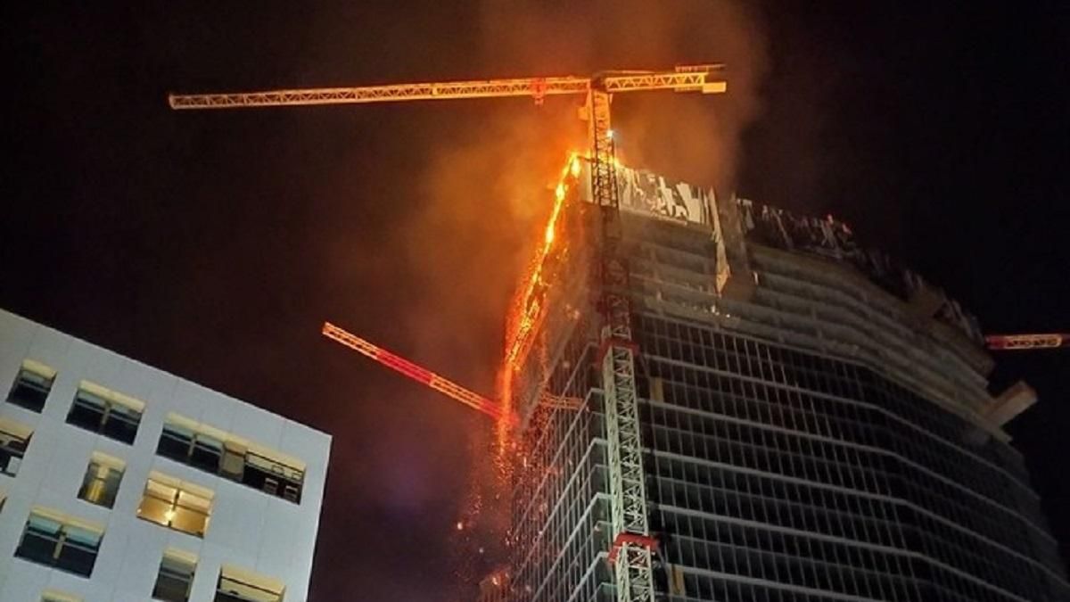 В Варшаве горел 130-метровый небоскреб: видео