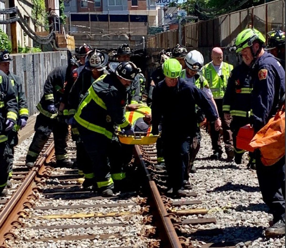 В Бостоне с рельсов сошел вагон метро, есть пострадавшие: фото