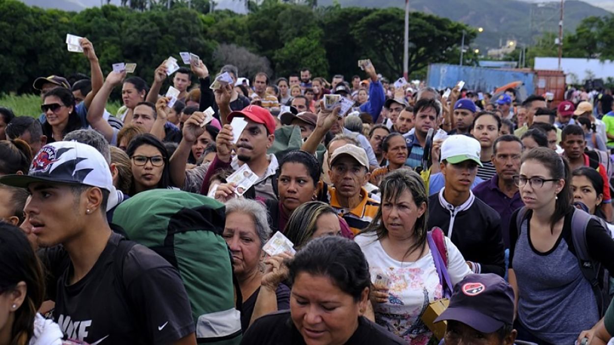 Венесуельці масово перетинають кордон з Колумбією: вражаючі фото та відео