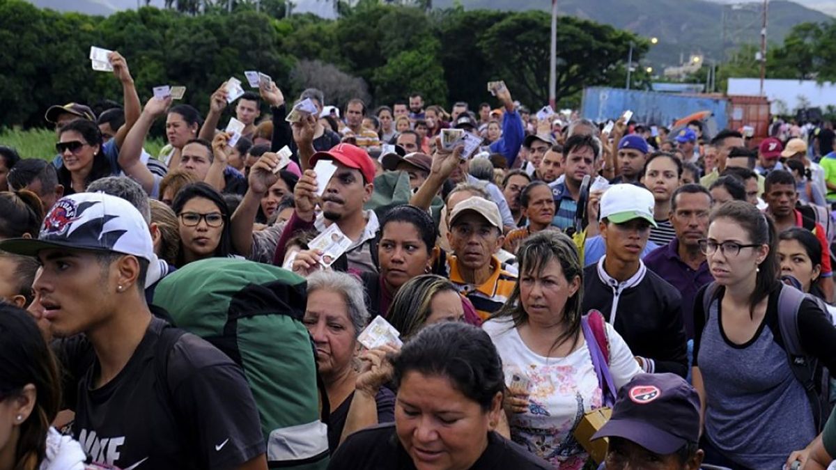 Венесуэльцы массово пересекают границу с Колумбией: впечатляющие фото и видео