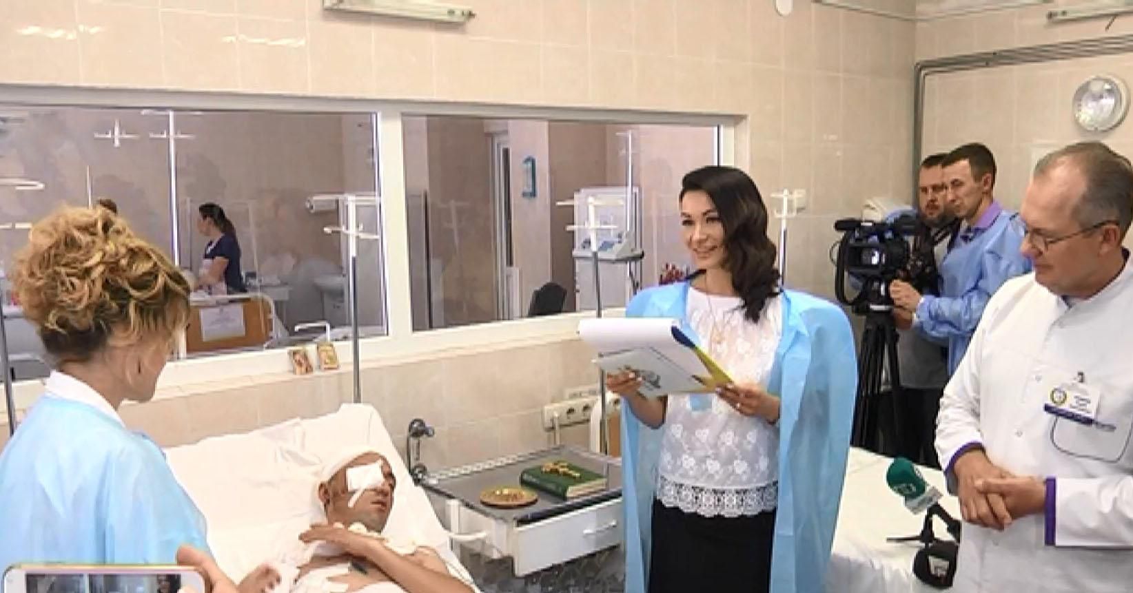 Весілля в реанімації: як одружувався поранений військовий Весілля в реанімації: як одружувався поранений військовий