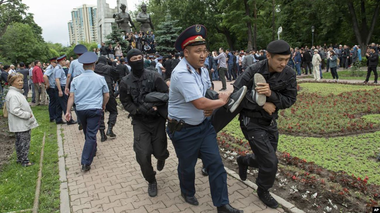 Вибори у Казахстані: поліція масово затримує мітингувальників 