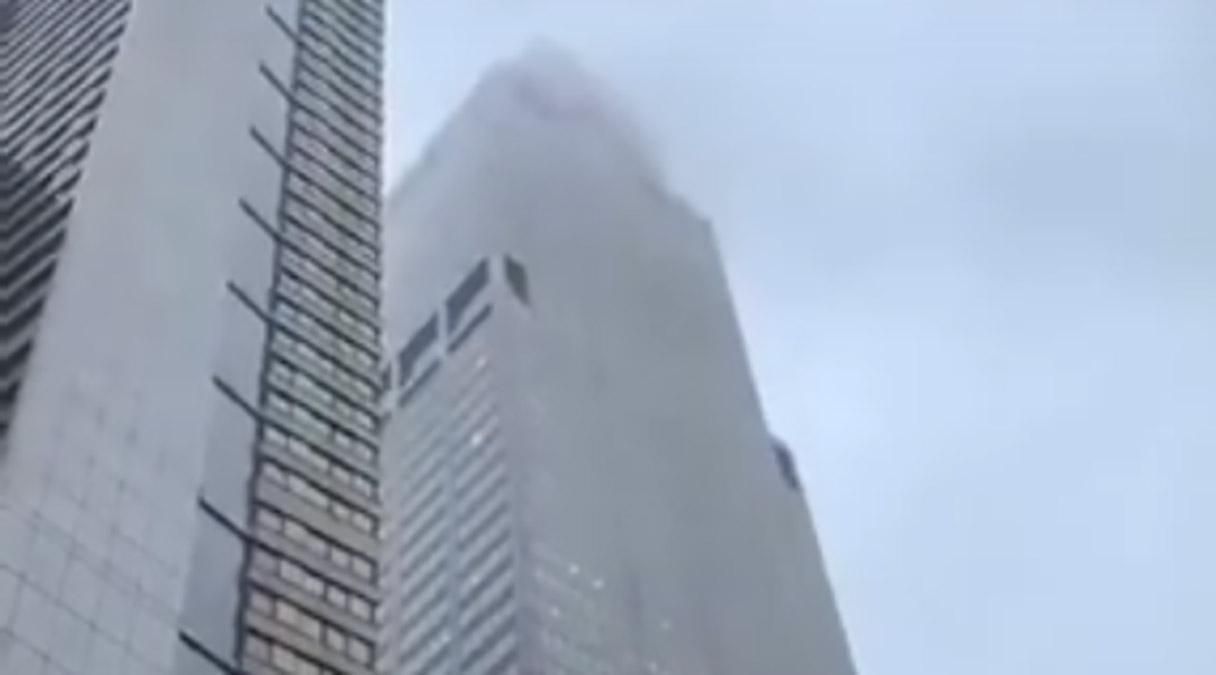 В Нью-Йорке вертолет врезался в небоскреб, есть жертва - фото, видео
