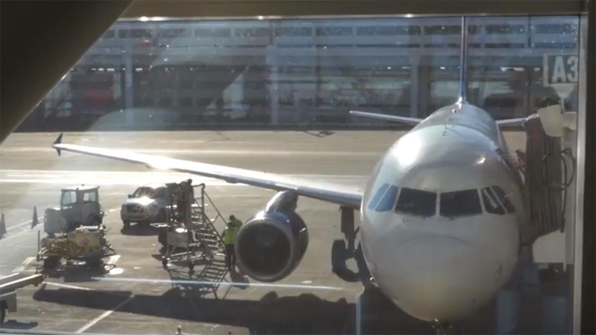 Женщина открыла вместо дверей туалета аварийный выход в самолете Женщина открыла вместо дверей туалета аварийный выход в самолете