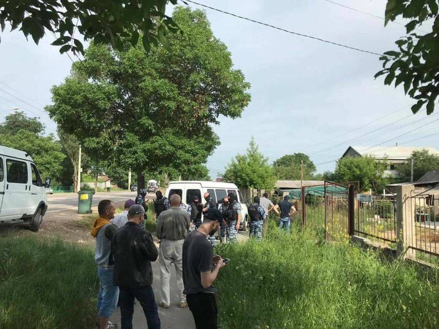 Российские спецслужбы незаконно задержали восьмерых активистов в Крыму Российские спецслужбы незаконно задержали восьмерых активистов в Крыму
