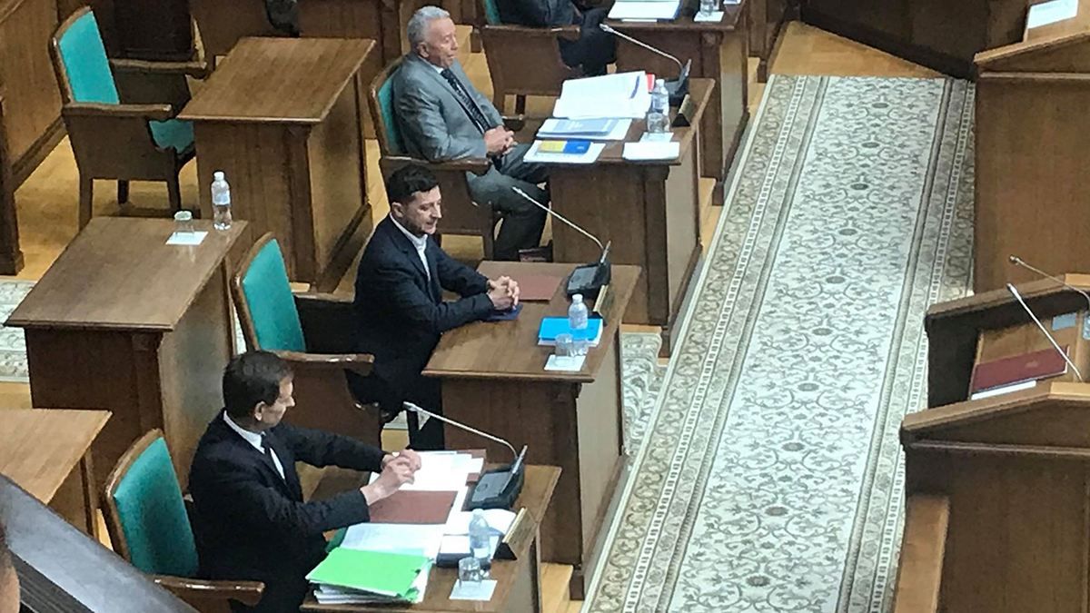 Зеленский пришел на заседание Конституционного суда о роспуске Рады