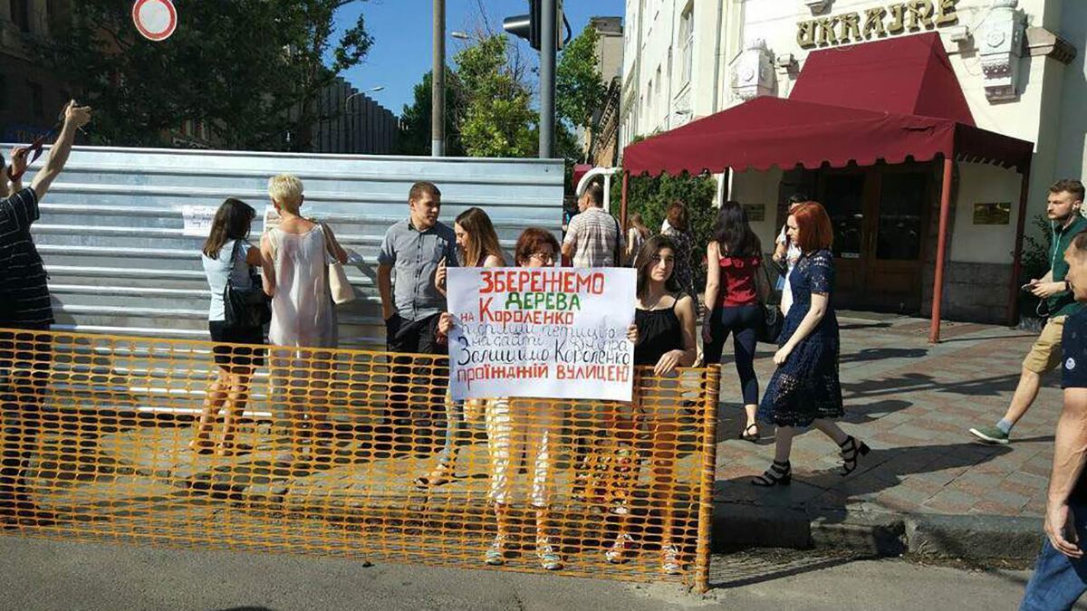 У Дніпрі екологічні активісти почали блокувати знесення дерев У Дніпрі екологічні активісти почали блокувати знесення дерев