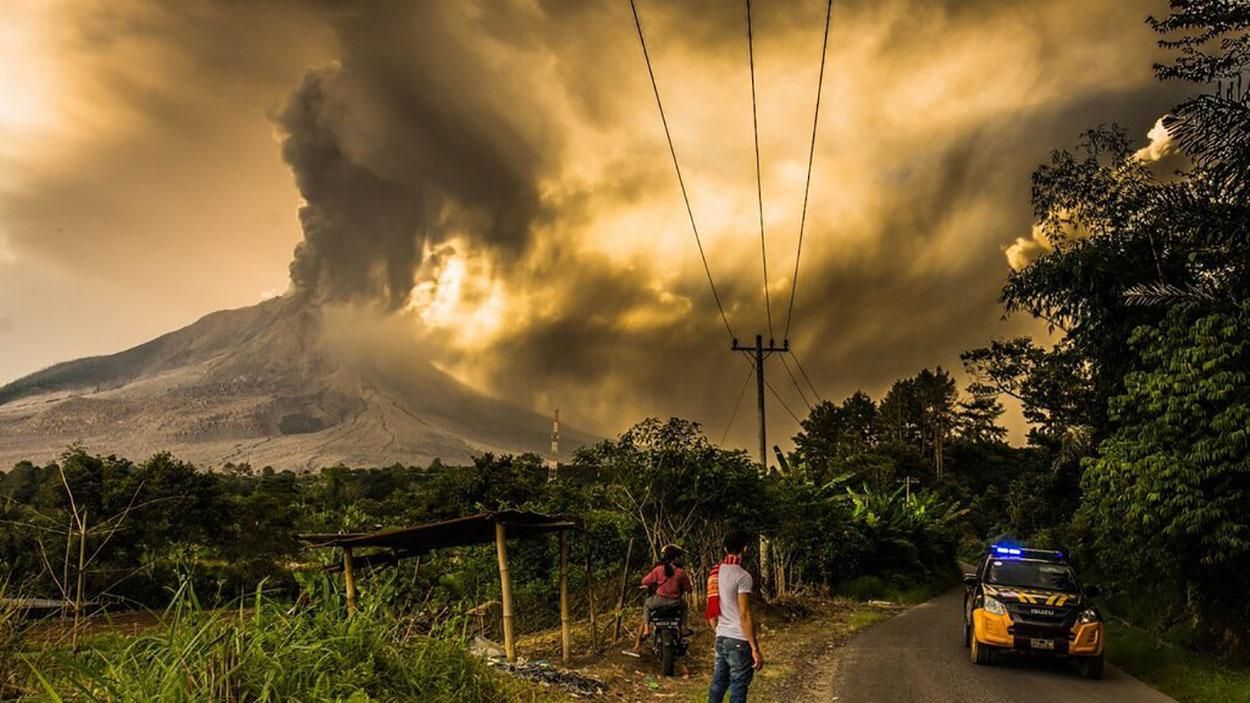 Стародавній вулкан прокинувся в Індонезії: вражаючі фото та відео