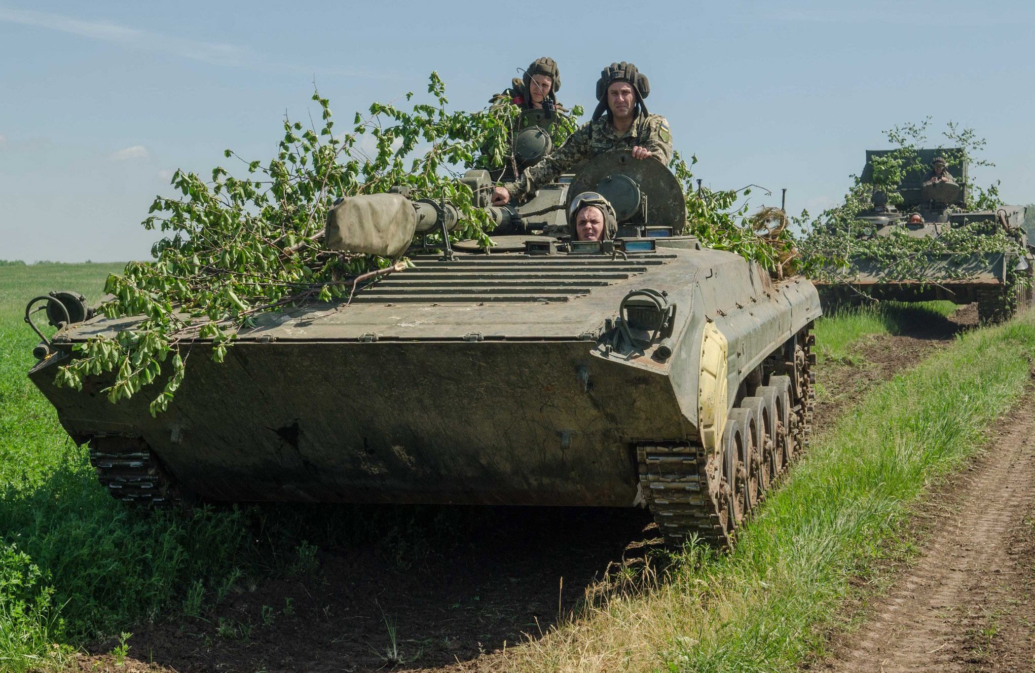 Окупанти продовжують гатити по військових ЗСУ на Донбасі: є поранені Окупанти продовжують гатити по військових ЗСУ на Донбасі: є поранені